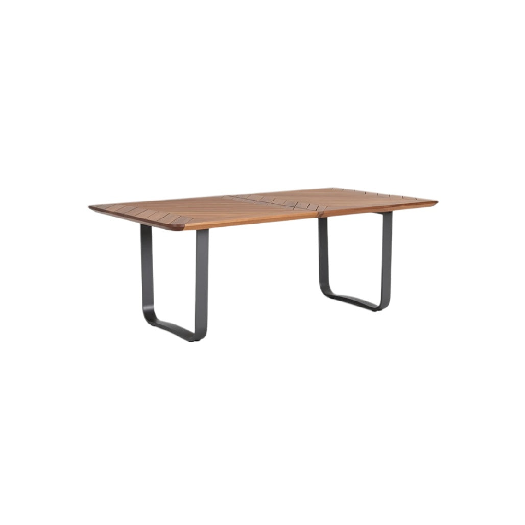 Eettafel van teakhout met metalen onderstel