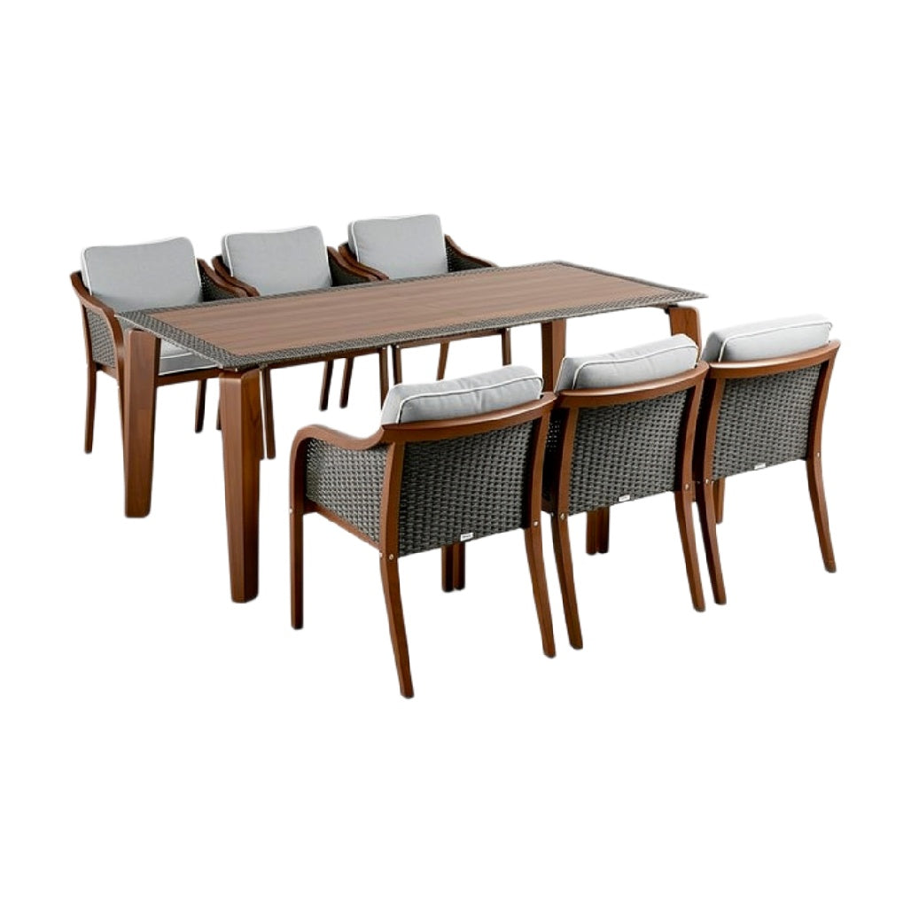 Eettafel met zes comfortabele stoelen van wicker en hout.